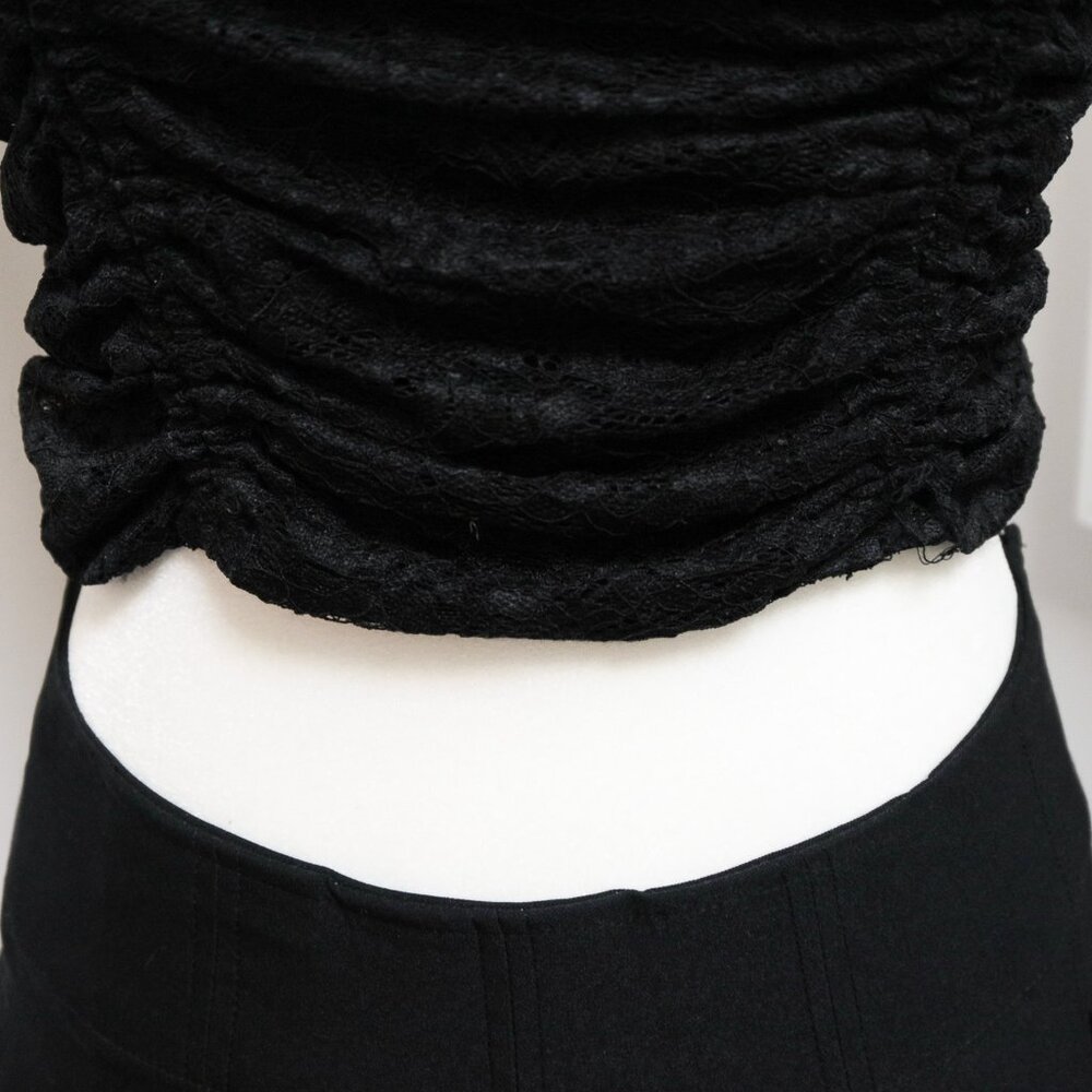Black Ruched Cropped Tank Top 🐈‍⬛ GARAGE - Picture 2 of 7